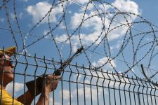 Установка спирального барьера Гюрза на забор